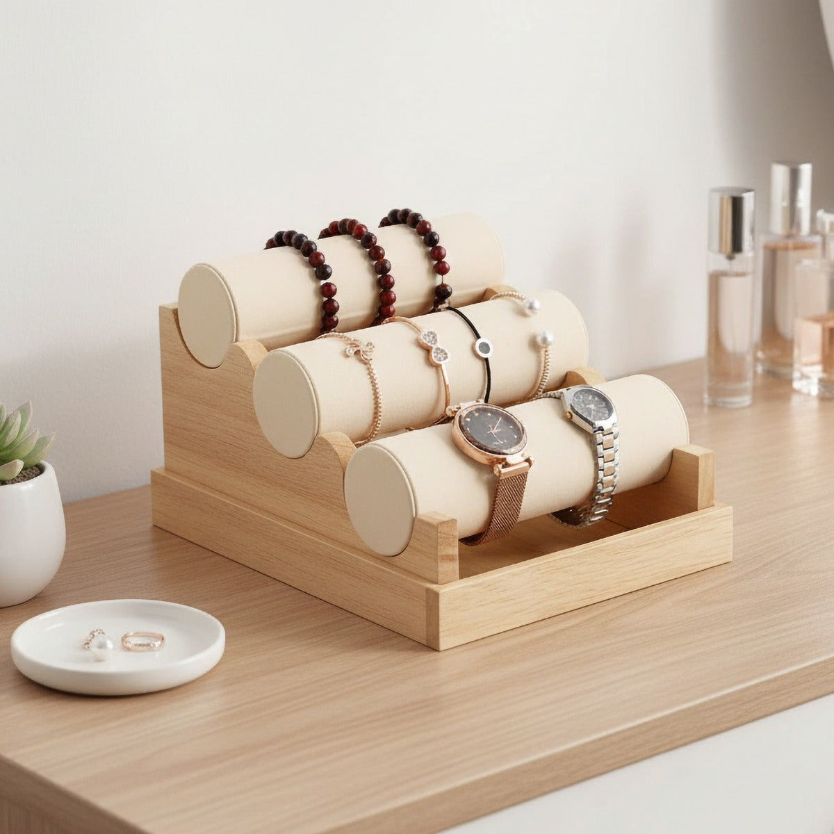 Présentoir à Gradins en Bois beige, montres et bracelets sur une commode #Couleur_Beige