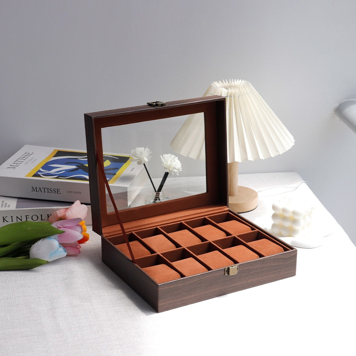 Coffret Vitré Boisé finition brun noyer posé sur un bureau #Finition_Brun noyer